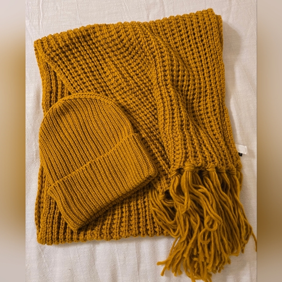 NWOT Le Chateau Chunky Knit Scarf and Beanie - Picture 1 of 1